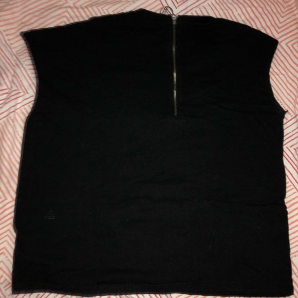 Guns and Roses T-Shirt with Asymmetrical Shoulders - Picture 4 of 4